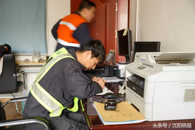 接触网工滴日常是啥样子呢？来来啦，小编带您去辽中看看吧！