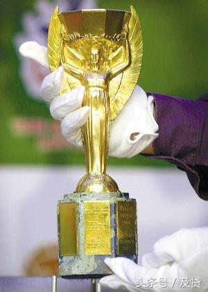 世界杯足球赛的冠军奖杯先后共有两个,第一只金女神杯高35厘米,杯重