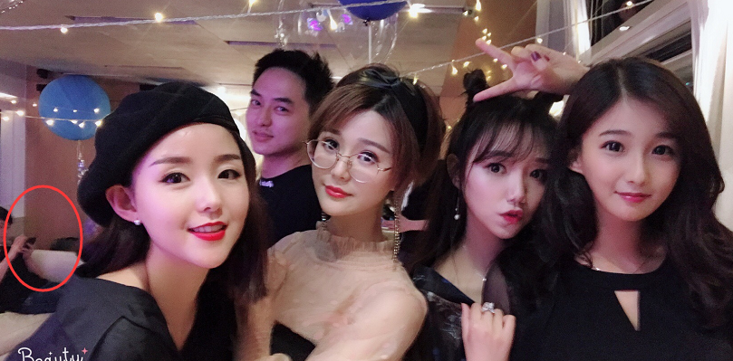 苏小妍和微笑的合照(苏小妍阔别多日后首现身,合影的角落里,网友们