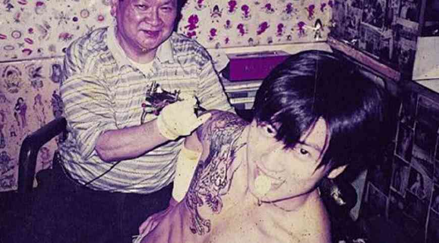 刘德华的双龙戏珠，谢霆锋的单龙环臂，大佬玩纹身，他的龙最逗！