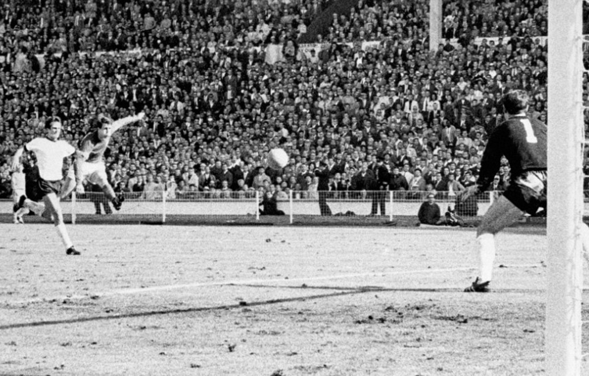 英格兰夺得世界杯冠军哪年（回忆英格兰世界杯夺冠，主场优势明显，决赛一人戴帽留门线悬案）