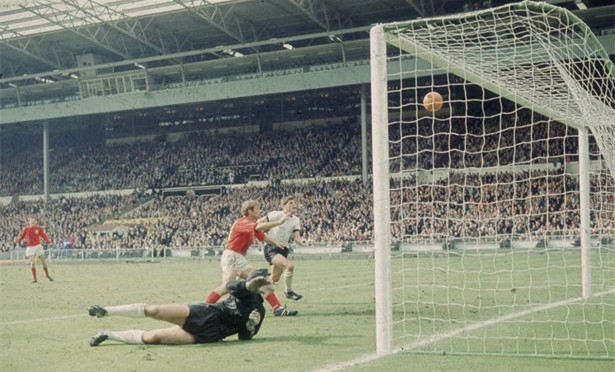 英格兰夺得世界杯冠军哪年（回忆英格兰世界杯夺冠，主场优势明显，决赛一人戴帽留门线悬案）