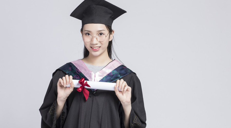 红两色,硕士学位袍为蓝,深蓝两色,校长(导师)服为红,黑两色,学士学位