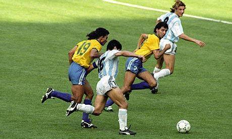 马拉多纳卡尼吉亚1994世界杯(世界杯巨星回忆录：他是马拉多纳黄金搭档 世纪之吻轰动全球)