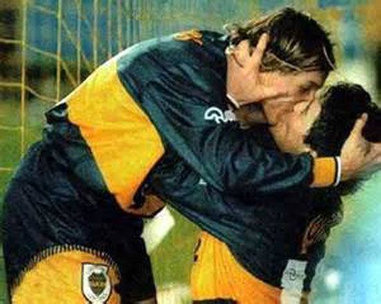 马拉多纳卡尼吉亚1994世界杯(世界杯巨星回忆录：他是马拉多纳黄金搭档 世纪之吻轰动全球)