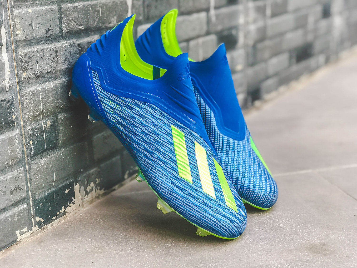 阿迪达斯最新款足球鞋x(海量美图带你近观全新阿迪达斯x 18系列足球鞋
