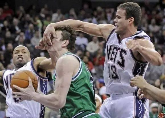為什么nba防守可以伸手（NBA5招搞笑防守：摳鼻防守重現江湖，躲哈登碰瓷深入精髓）