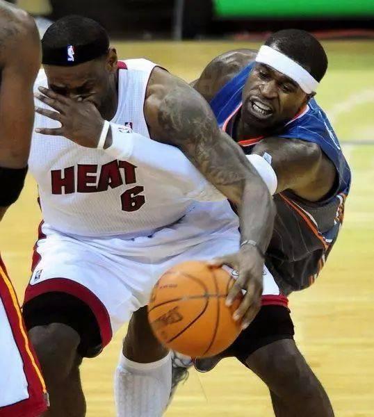 為什么nba防守可以伸手（NBA5招搞笑防守：摳鼻防守重現江湖，躲哈登碰瓷深入精髓）