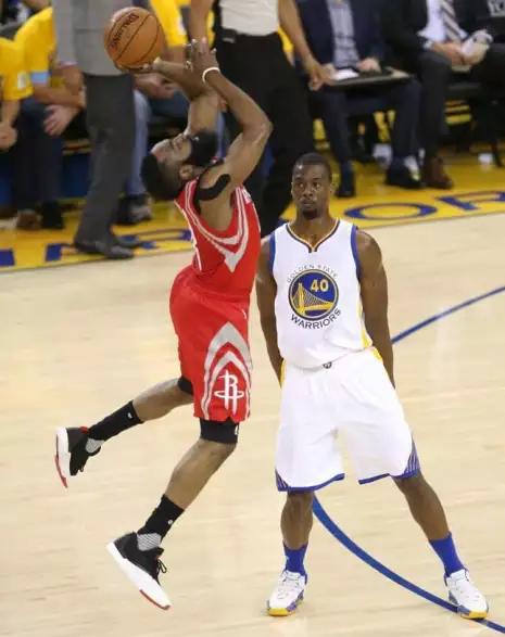 為什么nba防守可以伸手（NBA5招搞笑防守：摳鼻防守重現江湖，躲哈登碰瓷深入精髓）