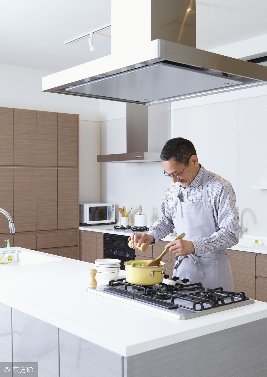 厨房家电该如何清理油渍（厨房油腻难清洗？用它们，轻松搞定，比买来的清洁剂还好用！）