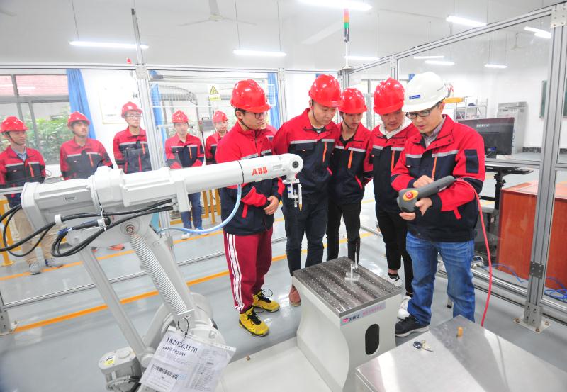 重庆机电职业技术学院坚持立德树人，培养兵工技师