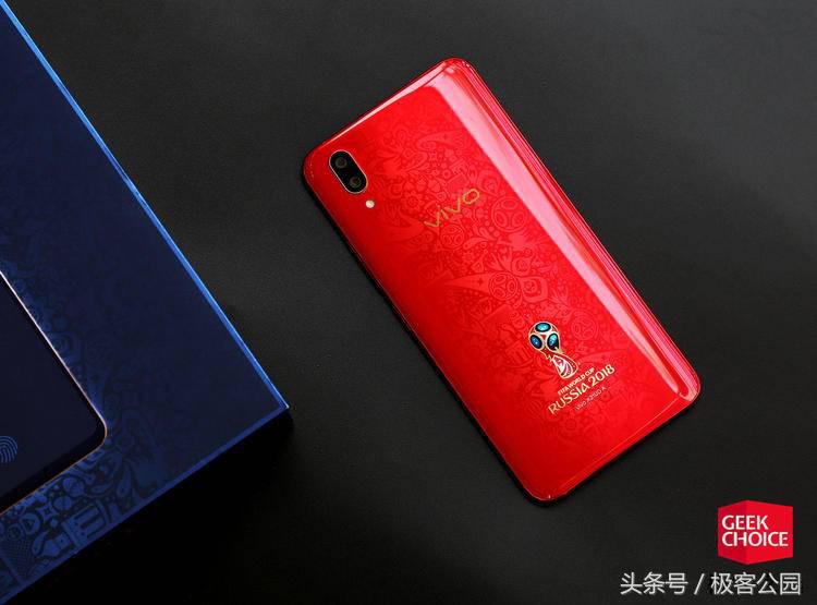 vivo世界杯包装盒(vivo X21 FIFA世界杯非凡版图赏：足球迷们应该会很喜欢的手机)