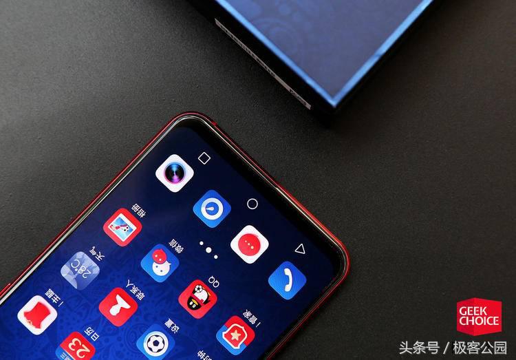 vivox世界杯版玻璃壳(vivo X21 FIFA世界杯非凡版图赏：足球迷们应该会很喜欢的手机)