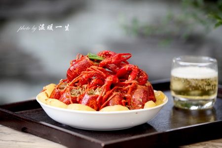 哪个电视频道直播欧冠决赛（欧冠大结局：CCTV5将在凌晨2.45直播，你的夜宵是小龙虾啤酒吗？）