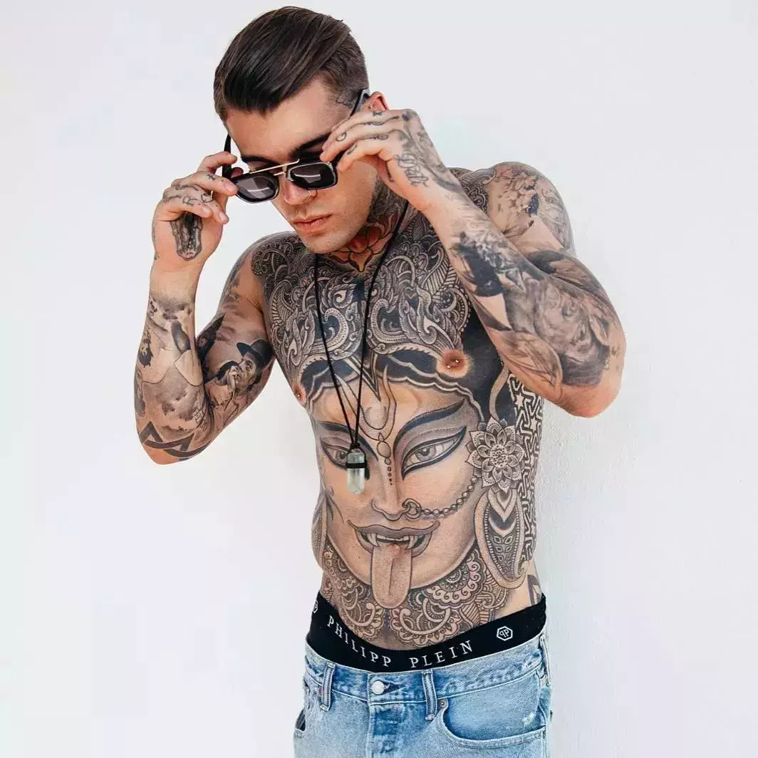 好看的纹身图案男胸前(Ins上有哪些纹身型男值得关注？)