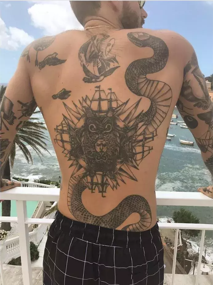 好看的纹身图案男胸前(Ins上有哪些纹身型男值得关注？)