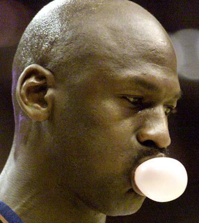 nbaq版(关于NBA嚼口香糖的趣事：乔丹引领潮流，易建联曾代言绿箭口香糖)