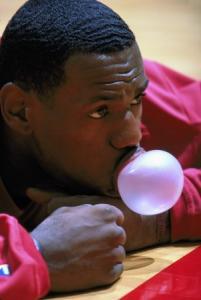 nba吃口香糖是什么牌子（关于NBA嚼口香糖的趣事：乔丹引领潮流，易建联曾代言绿箭口香糖）