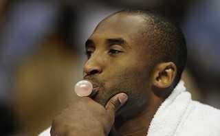 nba队员为什么戴牙套（关于NBA嚼口香糖的趣事：库里改嚼牙套，最帅气当属艾弗森）