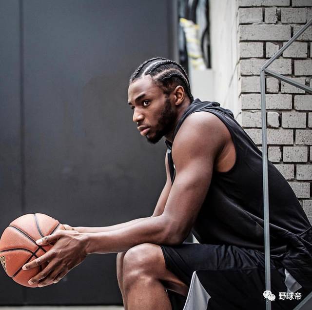 街球动作大全(1招实用的街球招数,能晃的防守者找不到北!