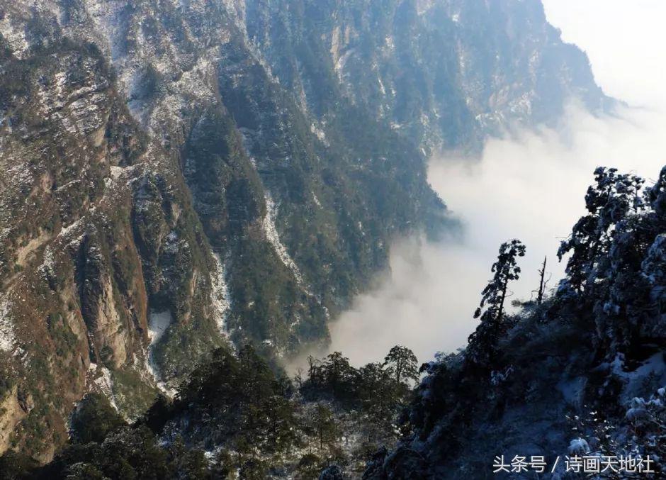 会写诗的老师火了《高考前夕赠学生 加油壮行藏头绝句十首》