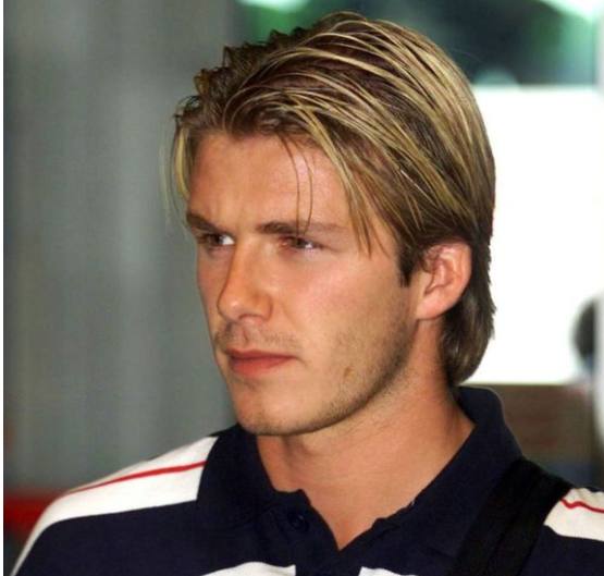 小组赛第二场比赛面对罗马尼亚队,英格兰1:2爆冷输了,而贝克汉姆还是