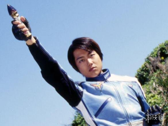 变身器为日光辉,变身者为春野武藏,就是普通的举起变身器,似乎平成