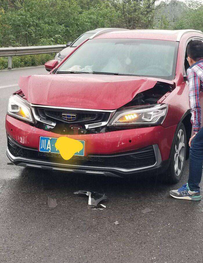 比亚迪S7被吉利远景S1追尾，车主：没想到差距这么大