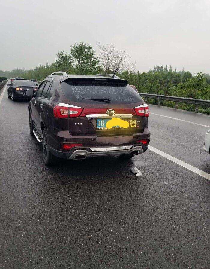 比亚迪S7被吉利远景S1追尾，车主：没想到差距这么大