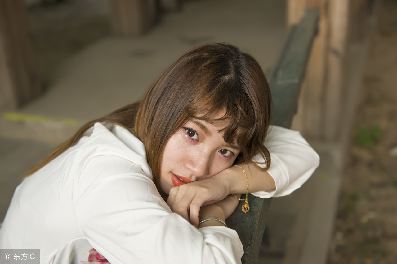 “不要向她借钱”用英语怎么说？-笑傲英语网