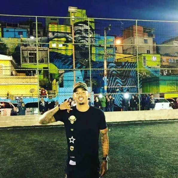 2014年世界杯热苏斯(励志！四年的在街上刷漆的少年如今成了巴西队队长)