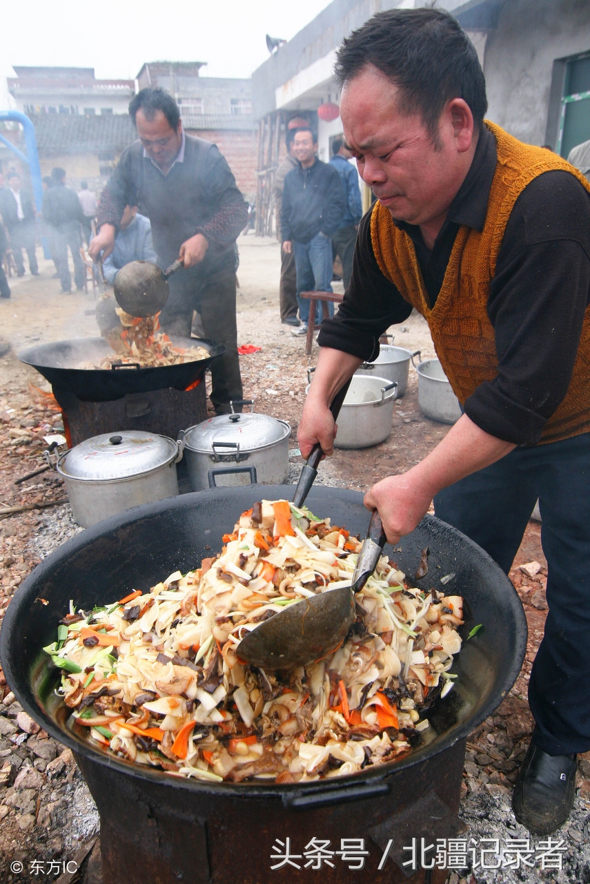 农村婚宴会做饭男人的15张图,色香味俱全,厨艺不比大城市厨师差