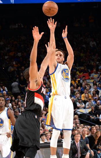 拨指清晰可见,上臂前臂成直角,身体保持一条线,库里投篮姿势非常标准