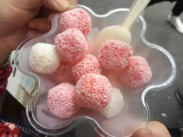 冒烟冰激凌、闪光气球、灯光饮料……心动这些网红商品?