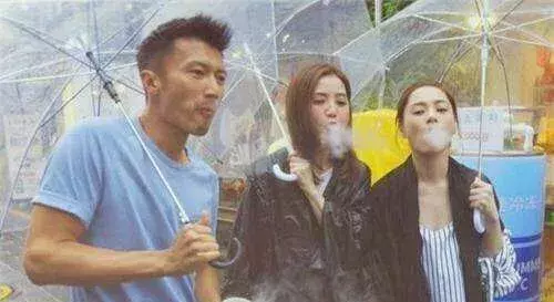 冒烟冰激凌、闪光气球、灯光饮料……心动这些网红商品?