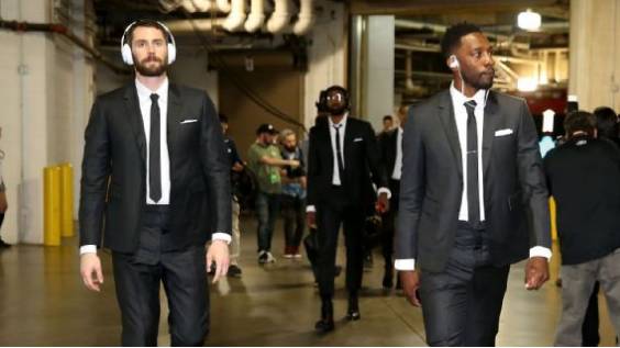 足球球员为什么要穿正装（探秘骑士全队定制西装背后的故事）