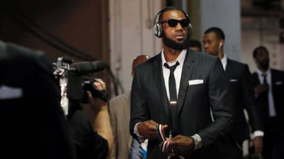 足球球员为什么要穿正装（探秘骑士全队定制西装背后的故事）