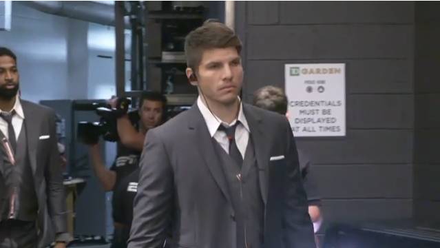 足球球员为什么要穿正装（探秘骑士全队定制西装背后的故事）