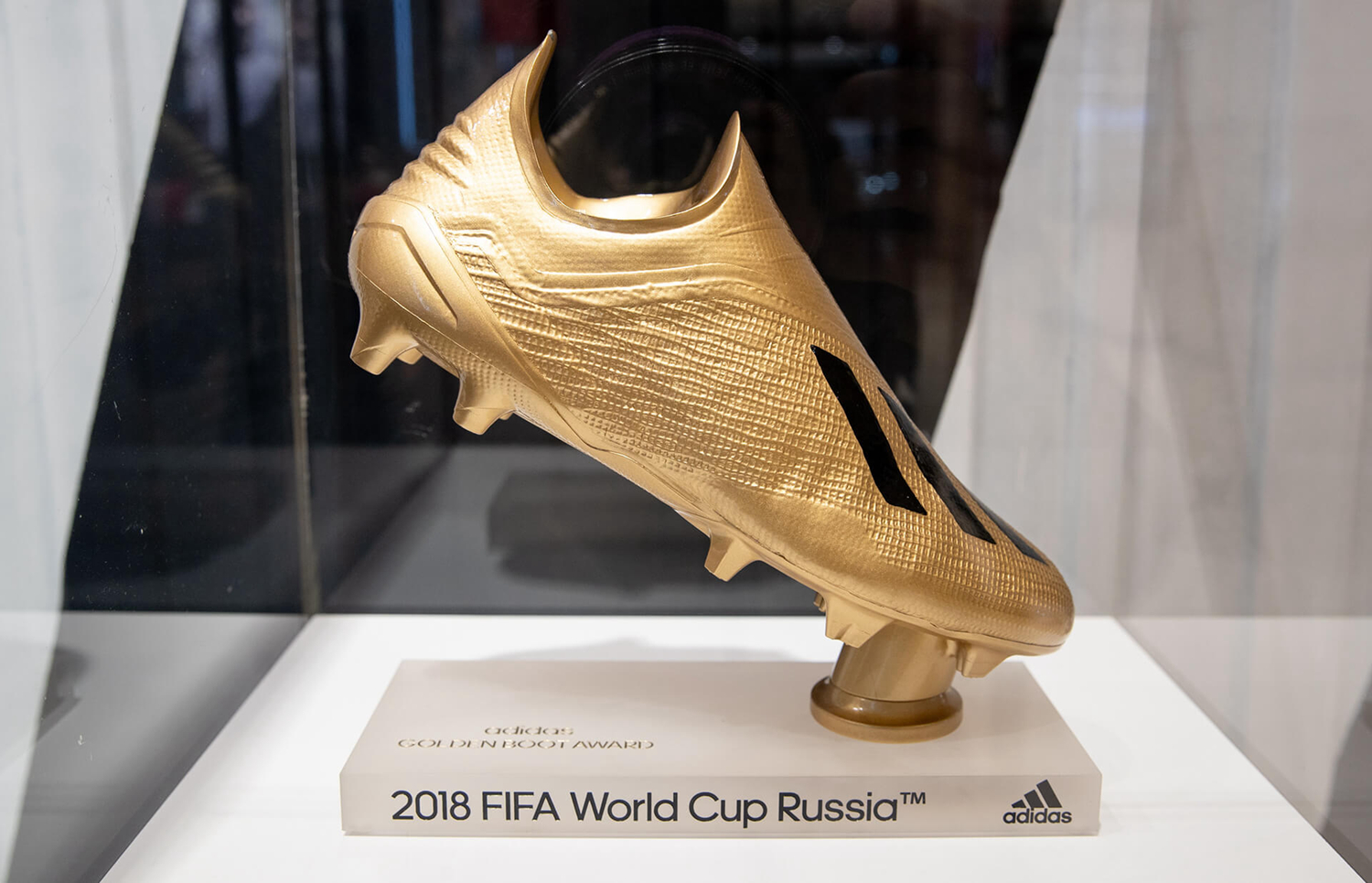 世界杯足球赛奖杯(金光闪闪！本届世界杯金靴、金球与金手套奖杯亮相莫斯科)