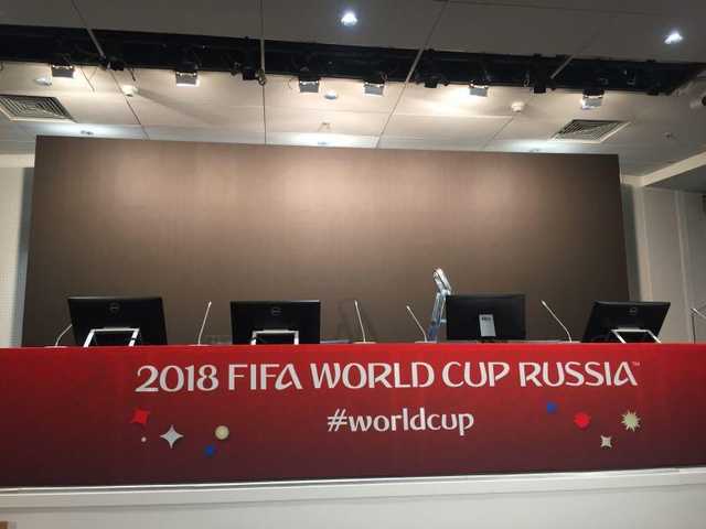 世界杯大屏幕提供商(揭秘：FIFA首次在世界杯中使用电子大屏取代背景板，供应商是海信)