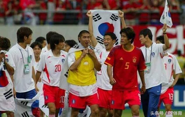 俄罗斯球迷嘲讽02年韩国世界杯：和韩国一样，裁判帮我们进4强