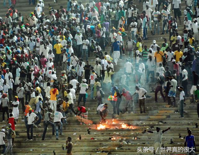 德國(guó)隊(duì)世界杯死人（世界10大足球慘案，多少人因球迷斗毆致死？）