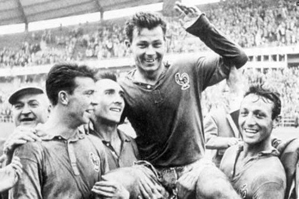 一届世界杯13球（单届世界杯中，6场比赛进13个球，迄今无人超越他的数据）