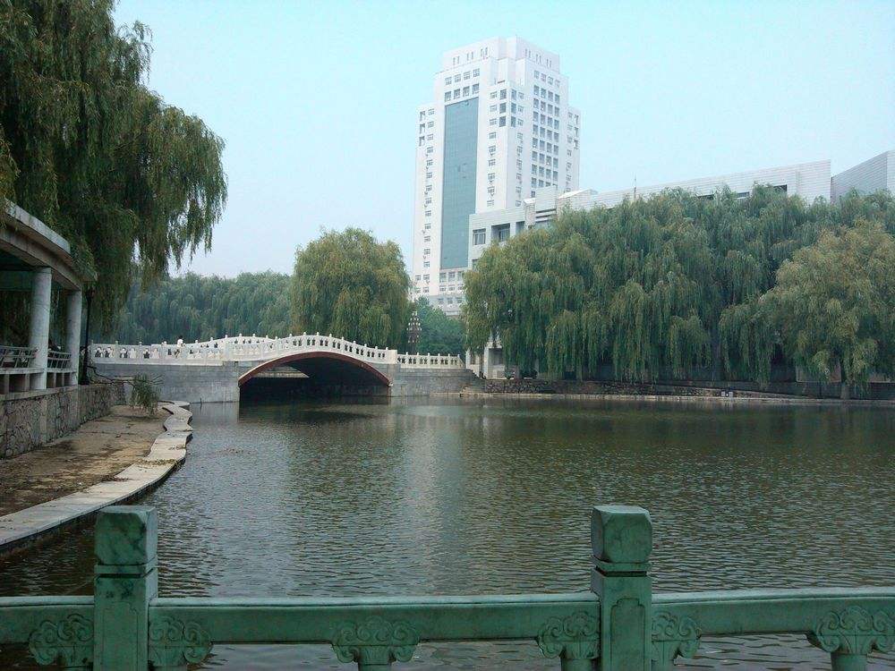 这所大学不是“211”也不是“985”，却被网友称可以媲美清华园！