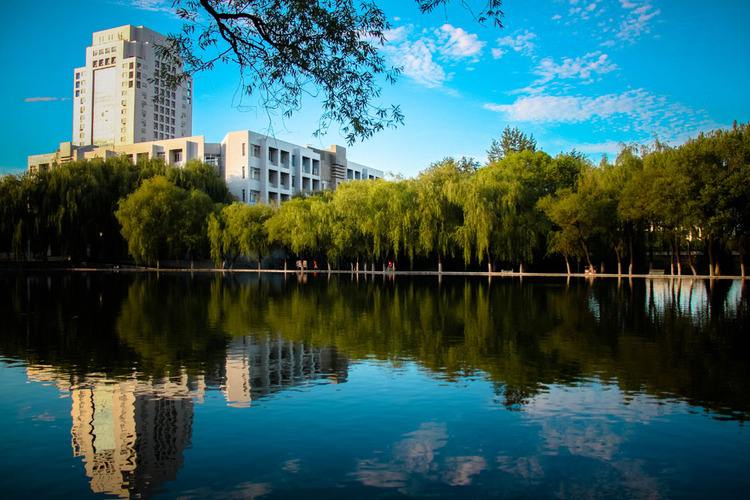 这所大学不是“211”也不是“985”，却被网友称可以媲美清华园！