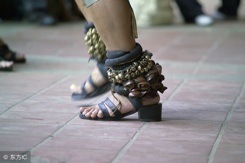 图片[1]-“踮着脚走”用英语怎么说？-笑傲英语网