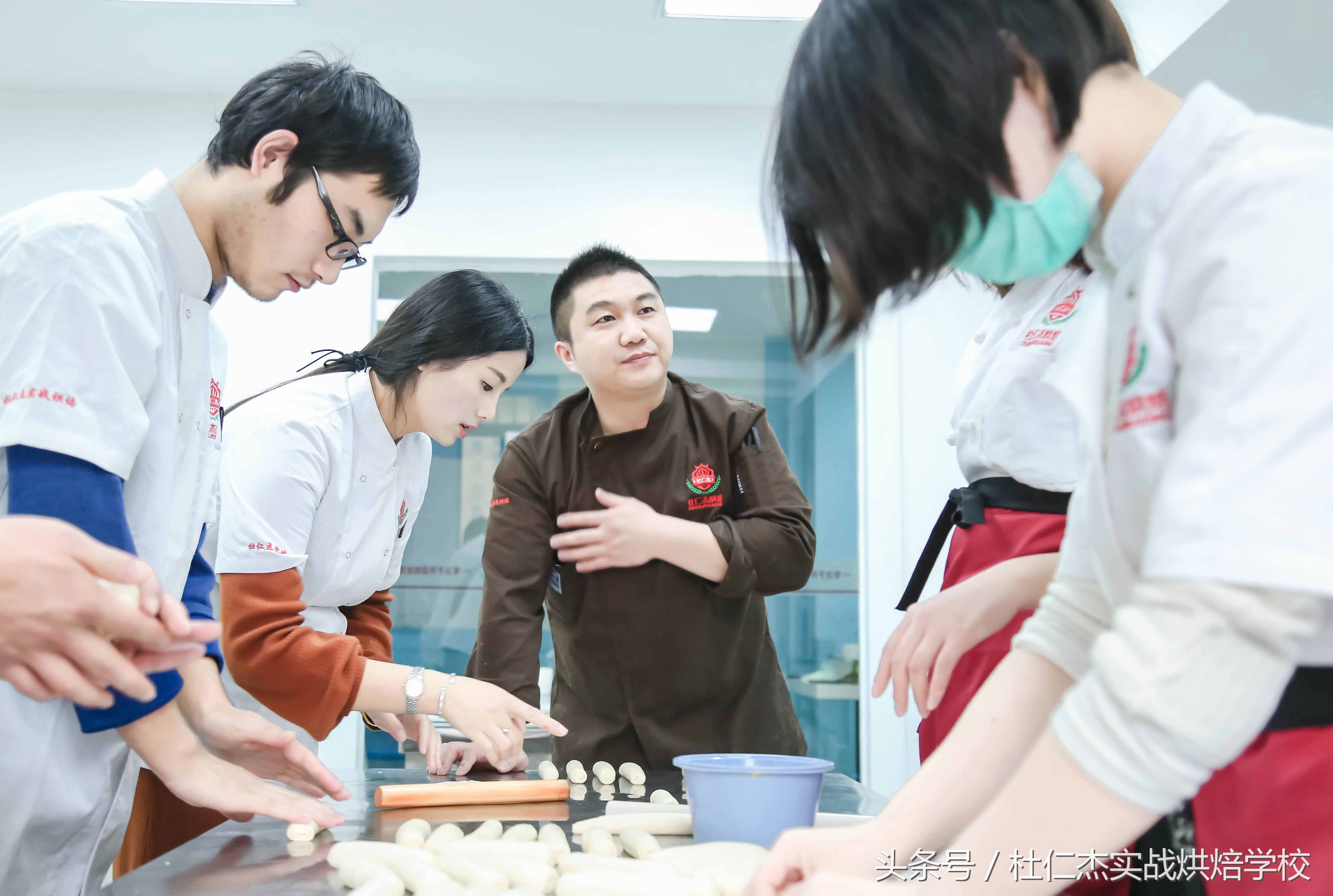 杭州蛋糕面包烘焙培训，杭州杜仁杰蛋糕面包烘焙培训学校专注烘焙