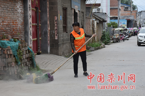 勤劳扫出脱贫路