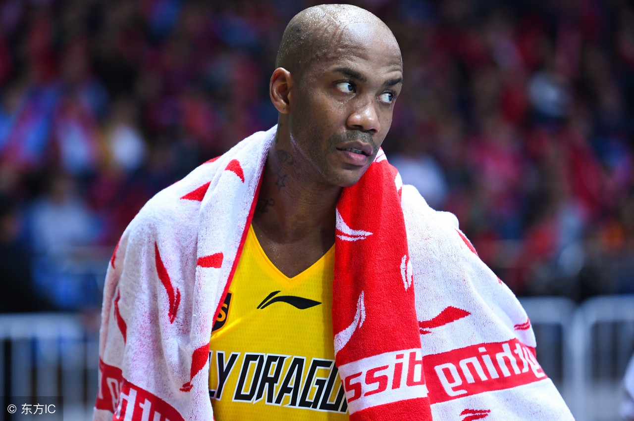 马布里晃倒姚明为什么道歉（姚明和马布里的恩怨，马布里喊话姚明：你敢碰我，我就干倒你）