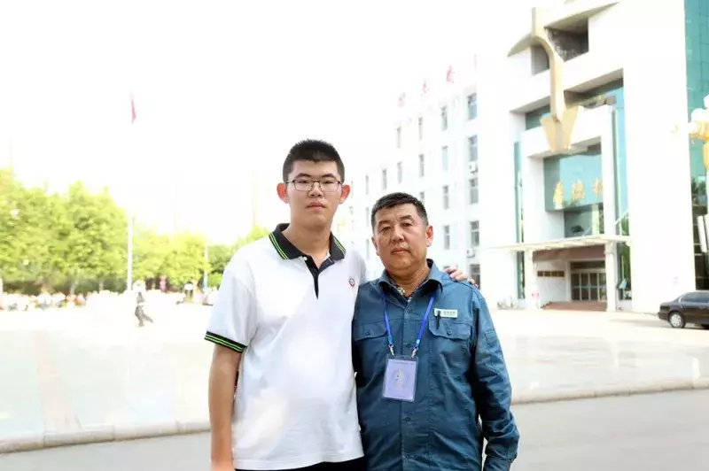 妈妈高考后兑现承诺（和儿子一起高考）